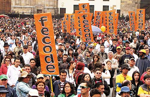 Docentes en Colombia exigen resolución a criterios de ascenso y reubicación docente