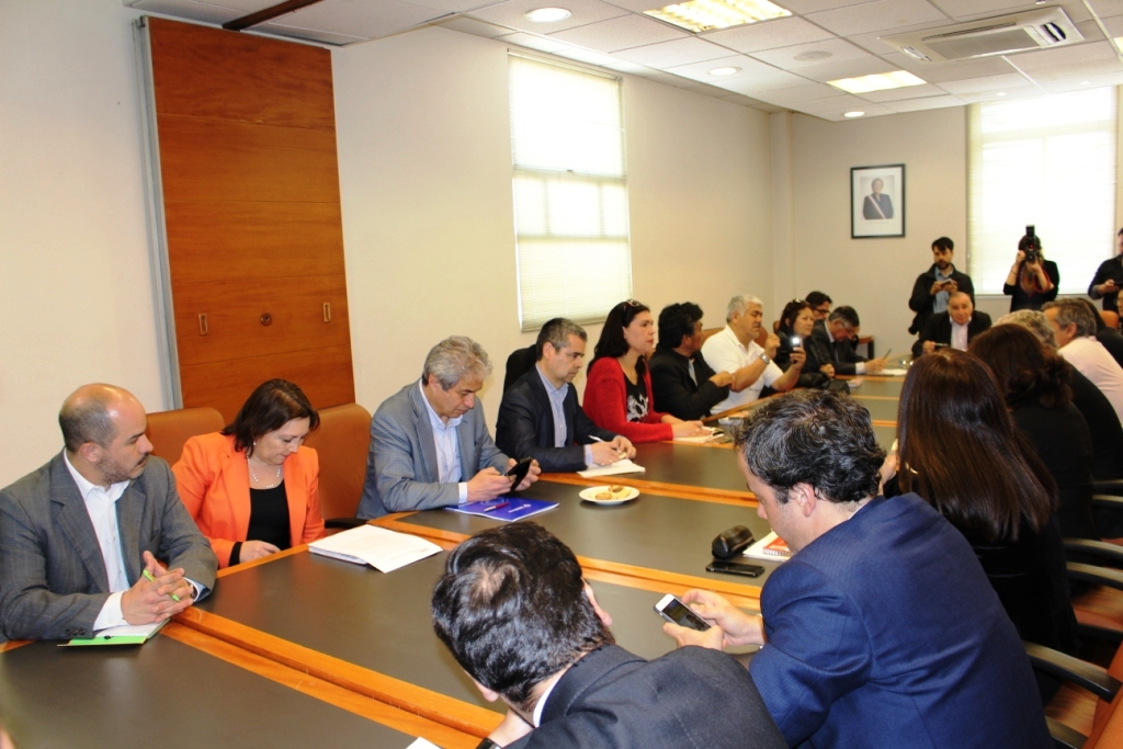 Sector público chileno negocia salarios del 2018 con Gobierno
