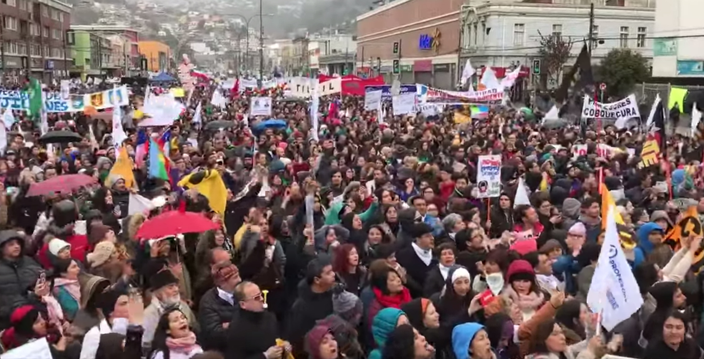 Chile: histórica movilización docente al Congreso Nacional en Valparaíso 