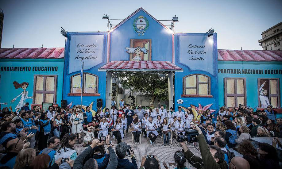 Sindicatos de la educación argentinos inauguran "Escuela pública itinerante"
