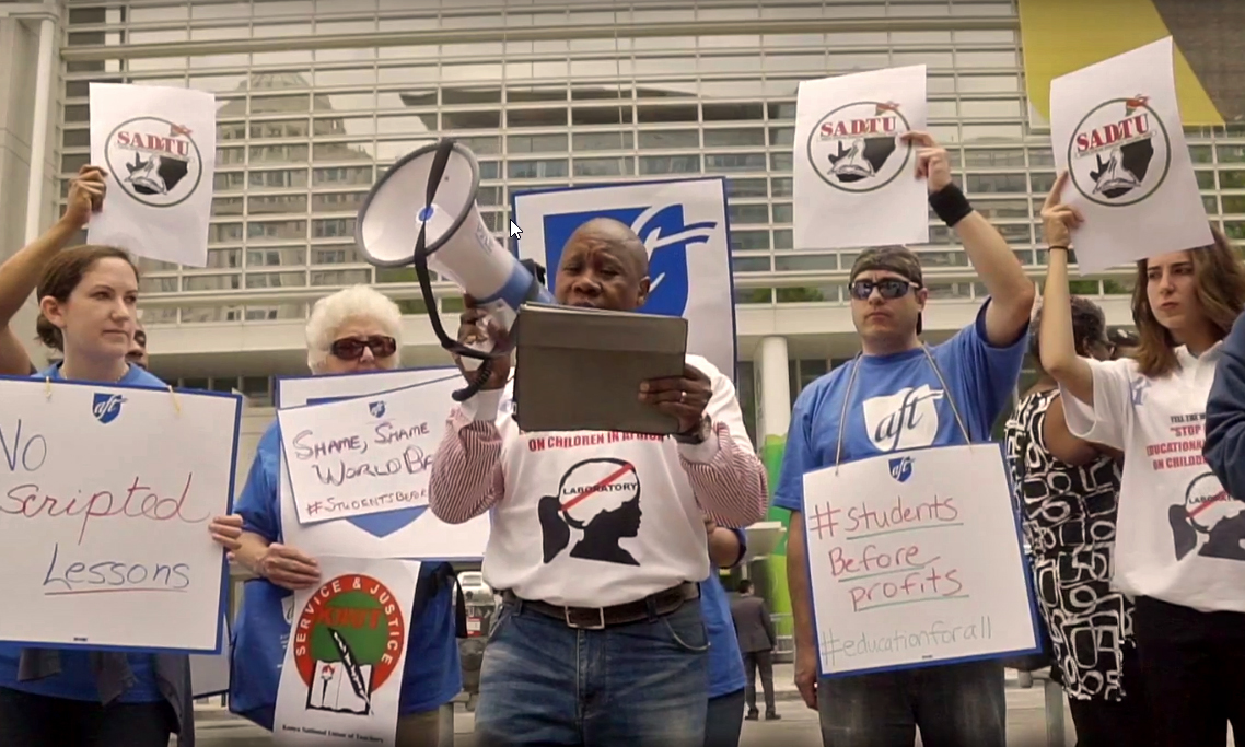 Sindicatos se manifiestan frente al Banco Mundial para exigir el cese al apoyo de escuelas de bajo costo en África