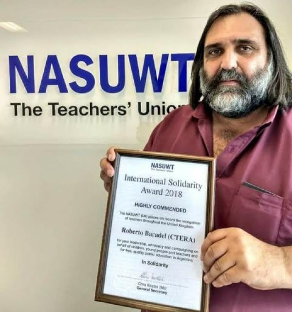 NASUWT, sindicato más representativo de Reino Unido, distinguió a Roberto Baradel