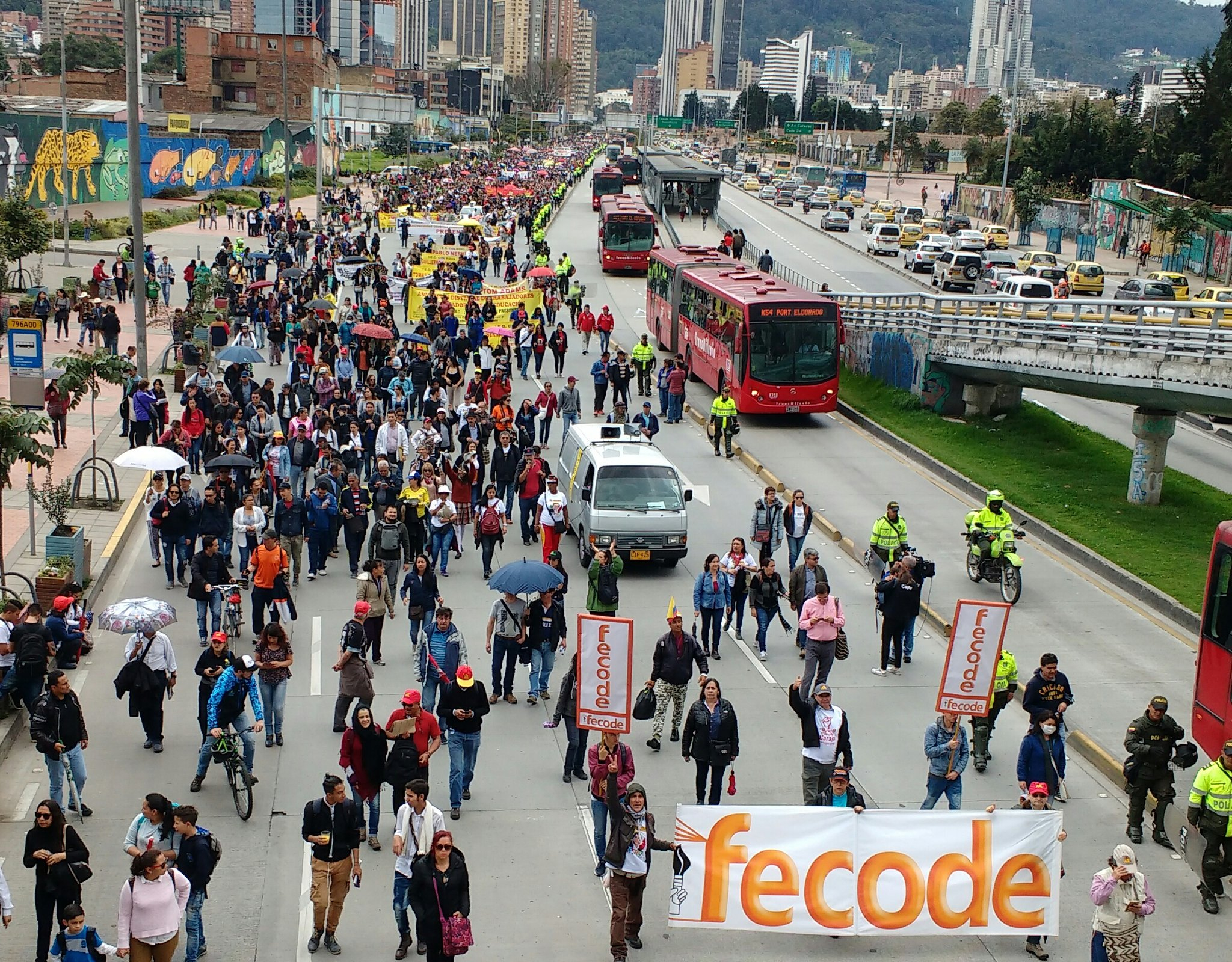 Docentes colombianos exigen al gobierno el cumplimiento de acuerdos