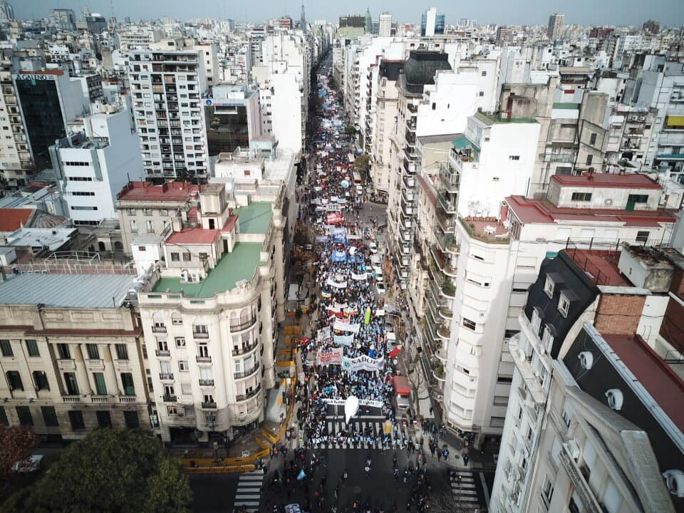 Movilización docente en Argentina por mejoras educativas y contra la represión
