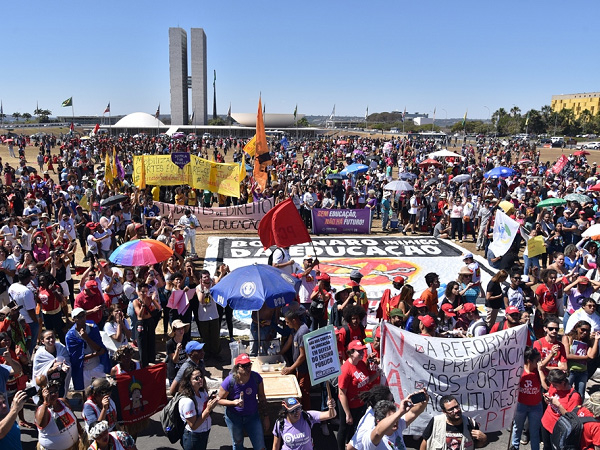 Brasil: masivas marchas contra el ajuste en Educación 