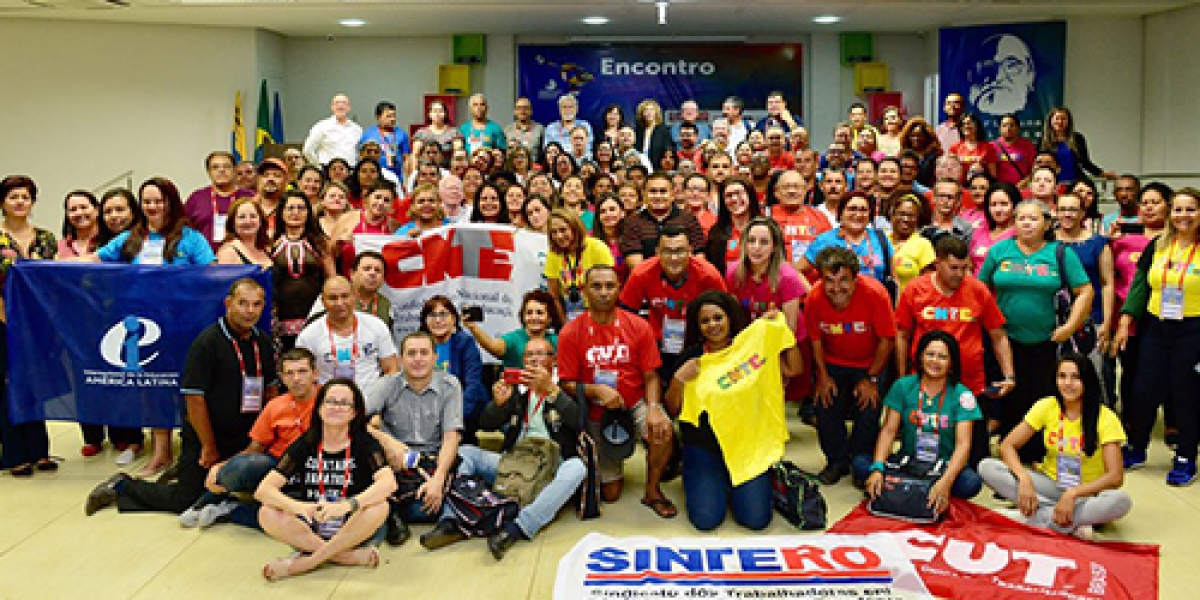 Educadores y educadoras de diferentes organizaciones de Brasil celebran la culminación del encuentro en Rondonia