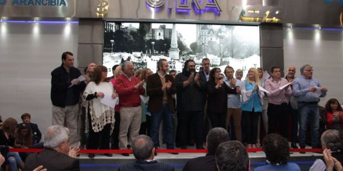 La nueva dirección de CeTERA posa para las cámaras en la tarima frente a sus afiliados y afiliadas