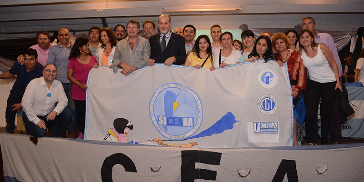 Miembros de la Confederación de Educadores de Educación de Argentina celebran final del Congreso número 13