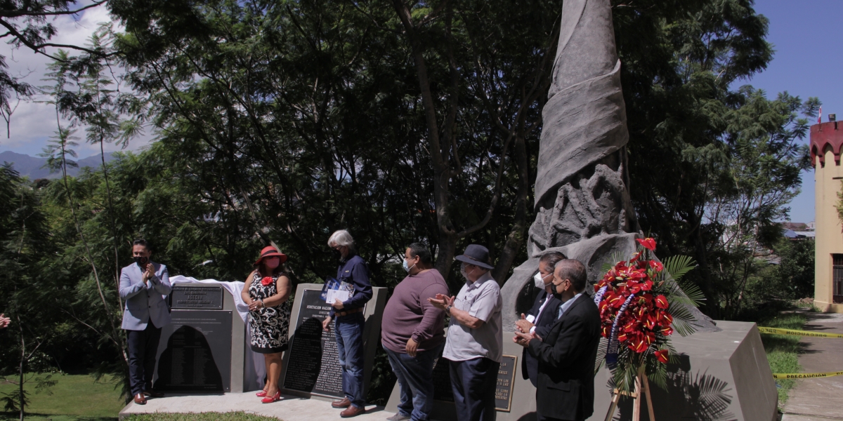 Monumento al educador y la educadora